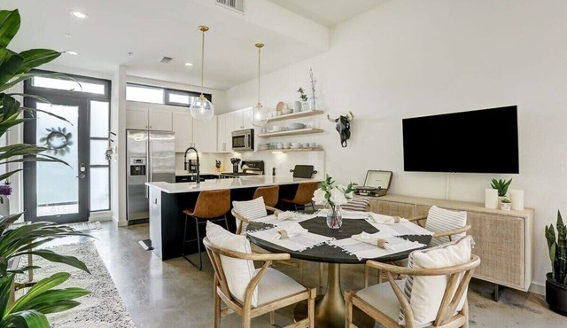 Austin Loft · Walk to S. Lamar, 1.5mi to Zilker