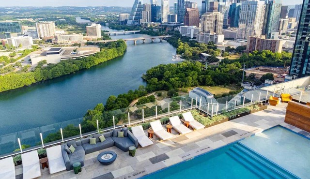 Austin Luxury 2BR: Rooftop Pool & City View + Gym