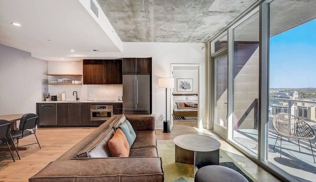 Austin Rainey Street condo w/2 suites & lake-view balcony, rooftop pool & gym