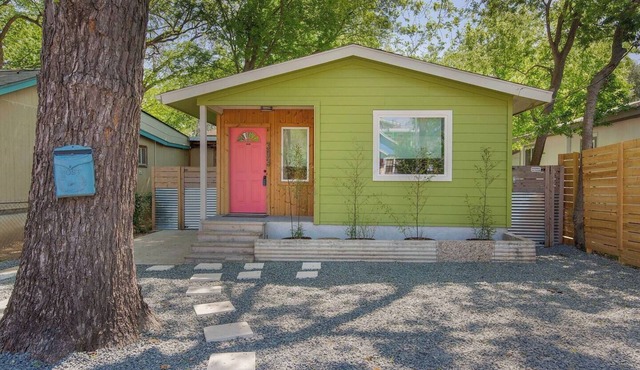 Authentic ATX Cowboy Pool Home ❤️ Walk to East 6th St | Minutes to UT, COTA, ACL