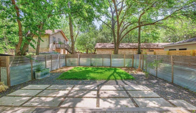 Authentic ATX Family Retreat ❤️2 Side-by-Side Homes | Walk to Lake & East 6th St