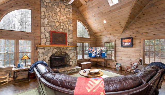 Authentic Log Cabin in Convenient Location