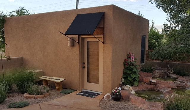 Available for 4th of July weekend! Cute, comfy studio!
