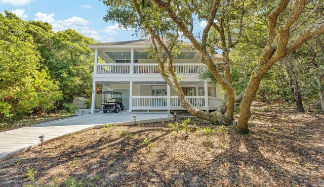 Bald Head Island. 5 Bedroom. BHI Club Access. Near marina and beach.