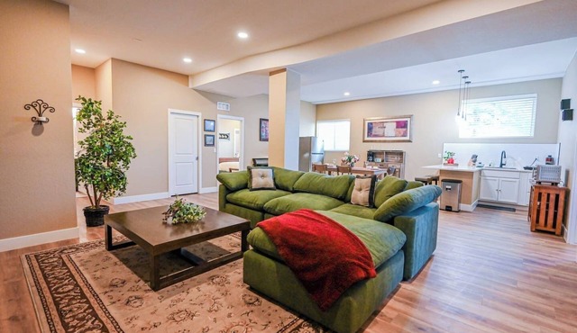 Basement Suite w/High Ceilings Spacious & Bright