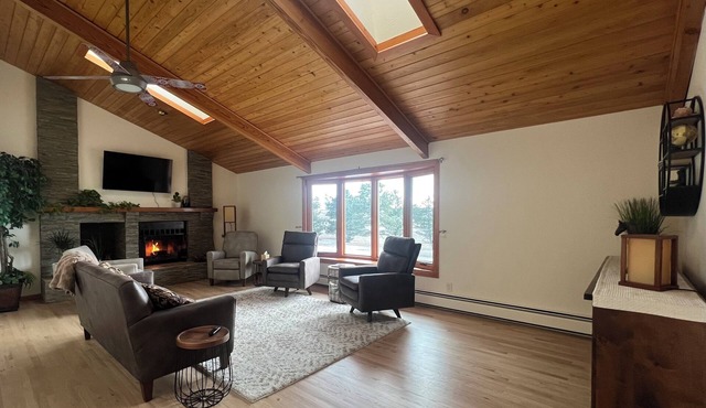 Bayou Hills a peaceful 4-bedroom BnB style home in charming Parker