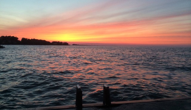 Beachfront + Cedar Point + Fishing + Firepit + Park & Pier = Lake House Vibe!