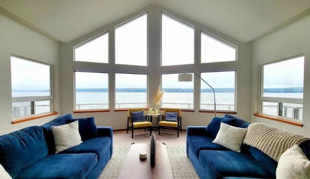 Beachfront home in Port Ludlow w/game room