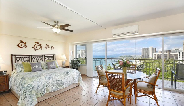 Beachfront Location with GREAT View! Washer/Dryer, Washlet, A/C, Wi-Fi!