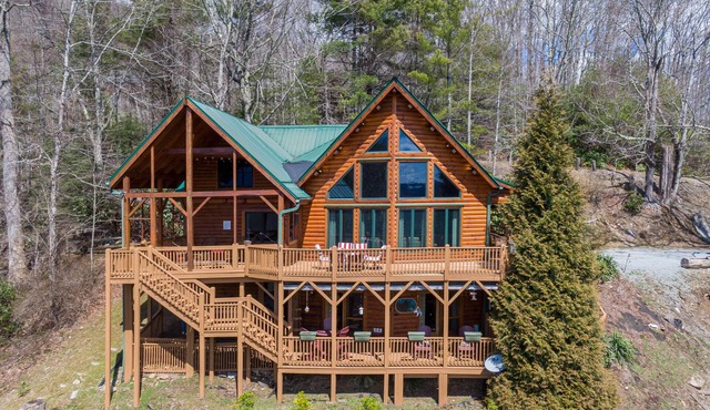 Beary Relaxing Cabin - Big views, two kitchens, hot tub, game table