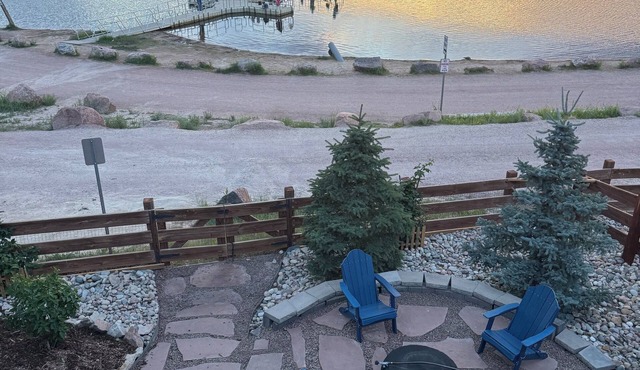 Beautiful 2 BR. Lake Side home pvt entrance. Walkout to Monument Lake. Sleeps 6