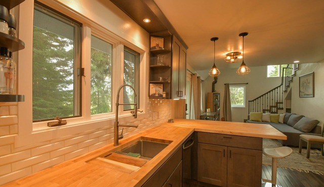 Beautiful 3 bedroom Beluga Lake Home!