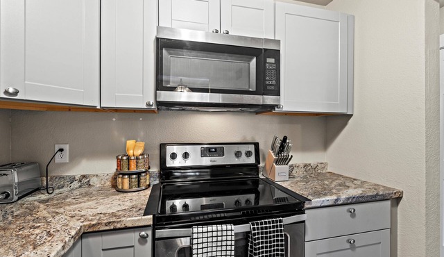 Beautiful 3-bedroom house with a backyard and garage
