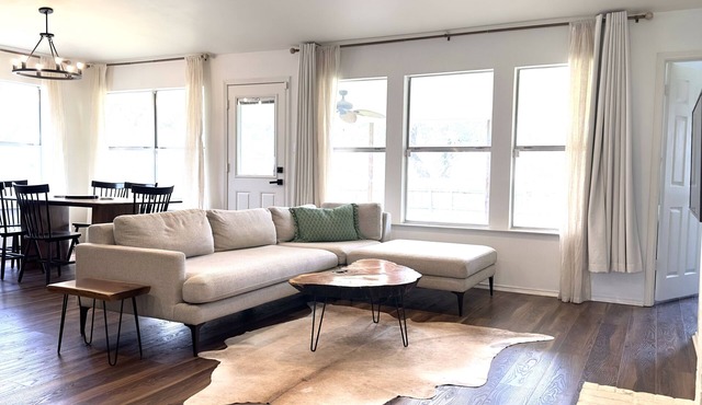 Beautiful 3 Bedroom Home Between Domain and Lake Travis