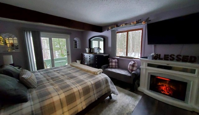 Beautiful condo right near all North Conway, Jackson and Bartlett has to offer!