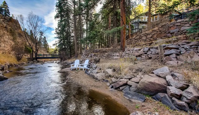Beautiful Creekside Cabin, Hot Tub, No Pets, near Red Rocks, King Bed, Licensed!