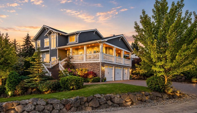 Beautiful Eastside 5 bedroom resort like home with Hot-tub and AC