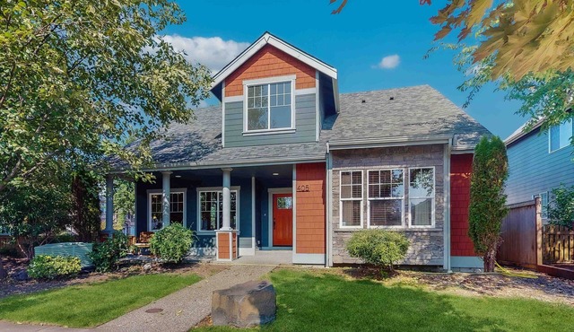 Beautiful Enumclaw home near downtown with yard, grill, gas fireplace, & A/C