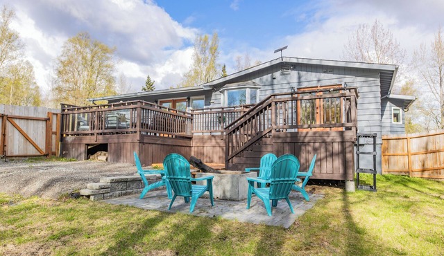 Beautiful South Anchorage 5-Bedroom House with Extra Large Deck and Patio