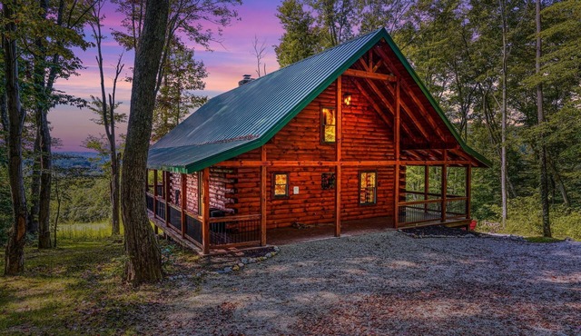 Beautiful ,spacious log cabin. Close to all the attractions in the Hocking Hills