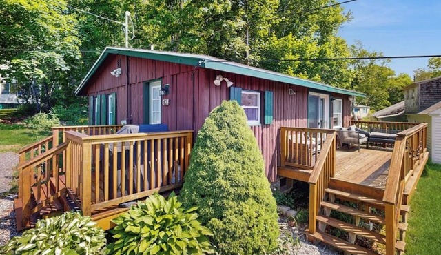 Beautifully updated cabin near town & Barrett