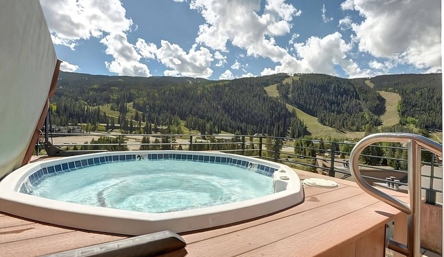Best Place to Unwind! 3 Modern Units, Jacuzzi, Free Shuttle and Breakfast!