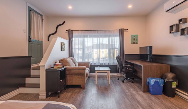 Between two bridges: a private studio suite