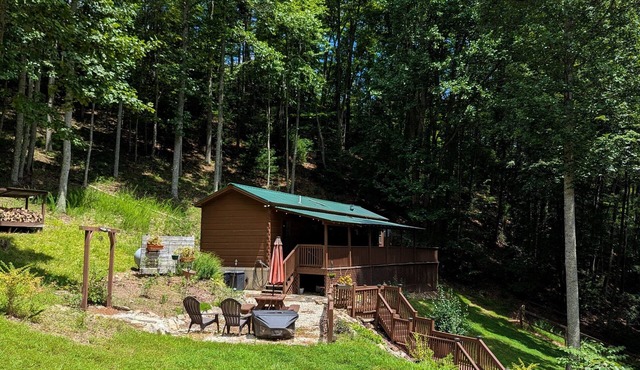 Big Pine Hideaway, a 2 Bedroom Cabin with Hot-tub and A/C