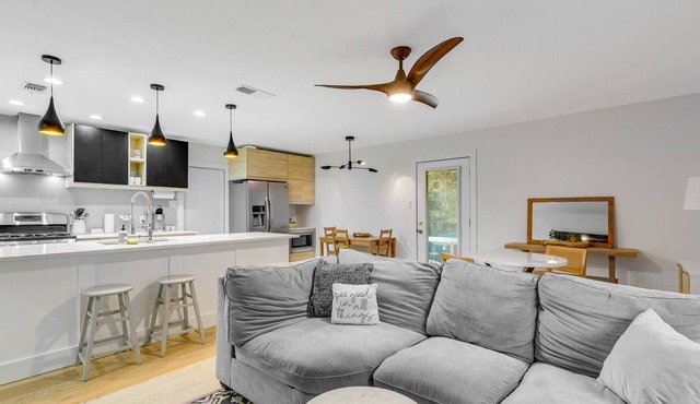 Blissful City Sanctuary | House in Austin with an enclosed yard - prime location