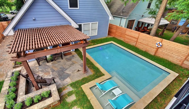 Blocks to Convention Center and Rainey with Pool!