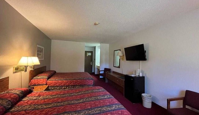 Boulder Bear Motor Lodge - Two Queen Beds 106 Back in Boulder Junction