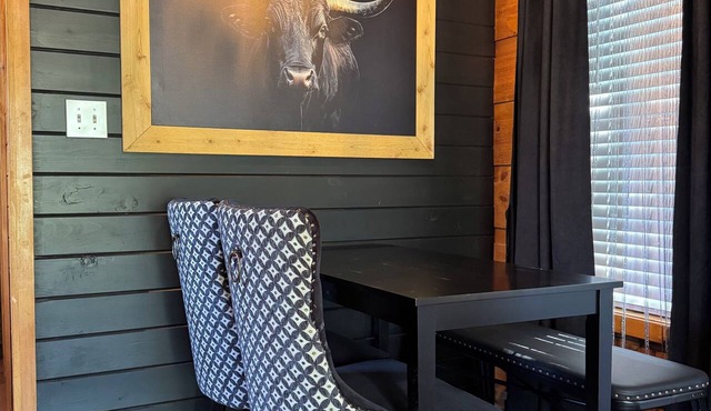 Boulder Ridge Cabin 3: Cowboy Luxe with Private Hot tub in Checotah