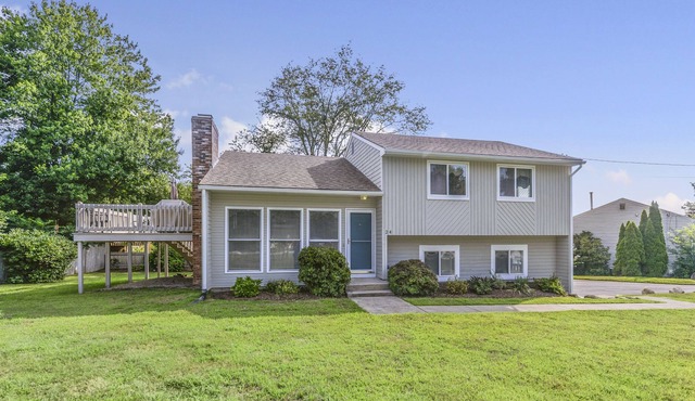 Bright and Airy Home in Bonnet Shores with Central Air and Includes 4 Narragansett Beach Passes!