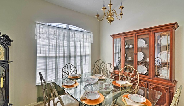 Bright Spring Hill Home: 5 Mi to Weeki Wachee Park