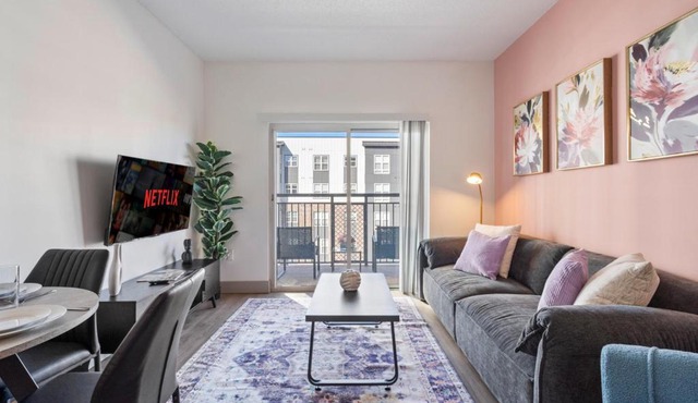 Bright Uptown Bliss - Free Parking, Walkable, Views