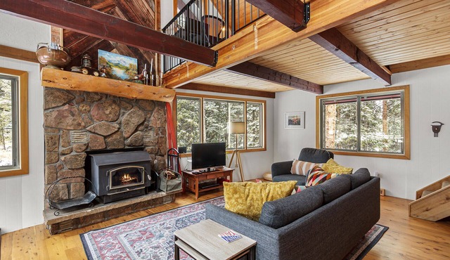 Cabin in Blue River with Amazing Views!