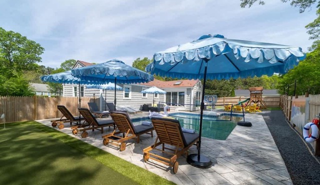 Cape Cod heated Pool, Putting Green, Speak Easy, Game room,