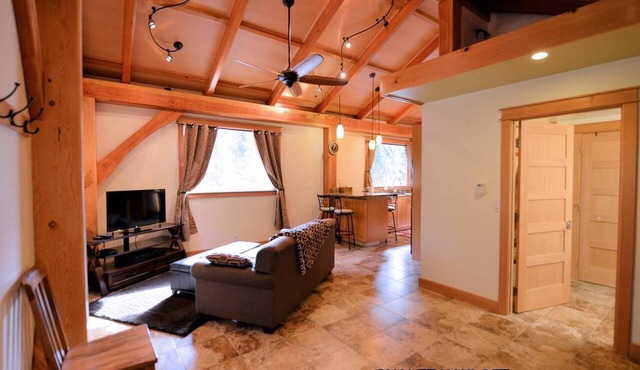Carriage House “Hayloft” Rusticly Elegant Cottage