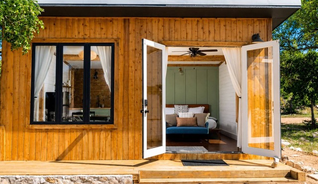 Cedar Haus - king bed and soaking tub