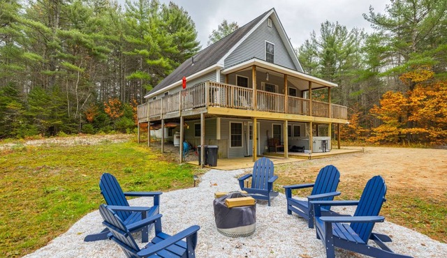 Chalet w/ Fire Pit, Deck, Grill, Kayaks, Hot Tub, Games!