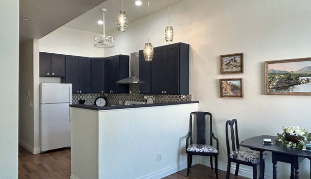 Charming 1908 historical bldg sleeps five, vintage furnishing, city park, . in Alex