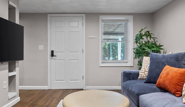 Charming 1BR apt -close to public transit -has parking -30min drive to BOS/Salem