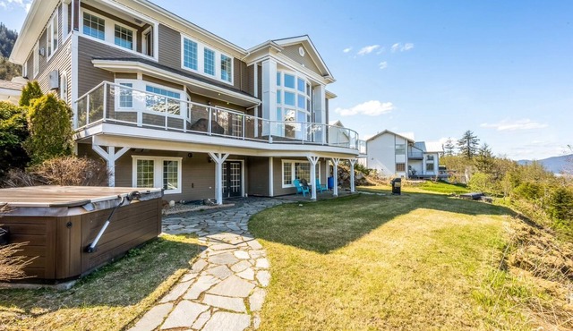 Charming 2-bedroom apartment view on Douglas Island 6mins from downtown Juneau!