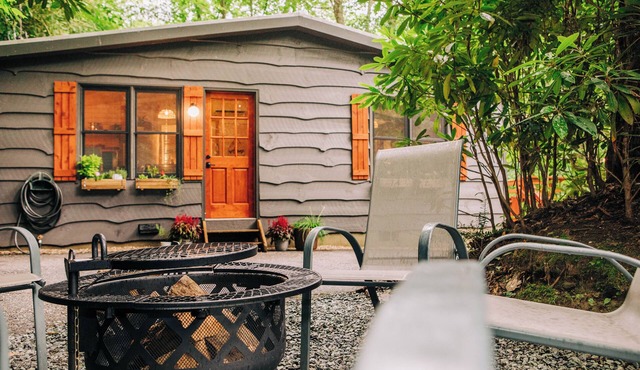 Charming 2-bedroom Boho Chalet with AC and WiFi in Blowing Rock