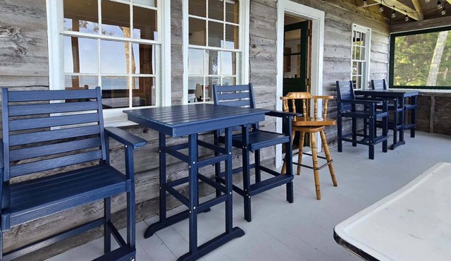 Charming 2-bedroom waterfront home in Wiscasset, ideal for family getaways.