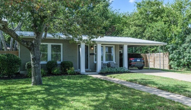 Charming 2BR Retreat - Prime Location in central Austin; spacious yard.