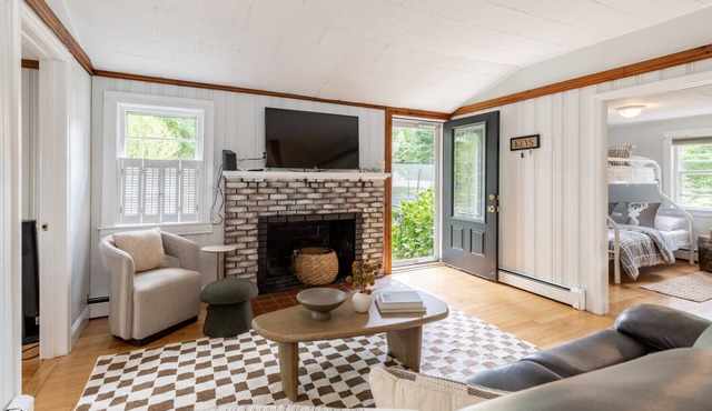 Charming 3-bedroom lake house in wonderful Mashpee