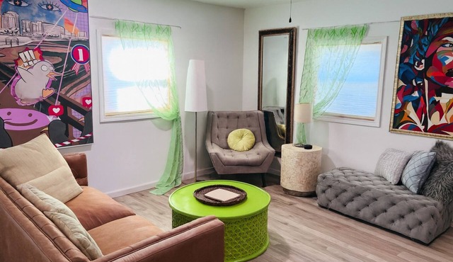 Charming 3 Bedroom, Newly Renovated Home Near the Columbus Airport. Full Gym.