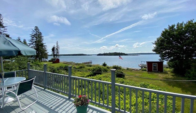 Charming 3BR cottage with king bed and two twin rooms in Southport.