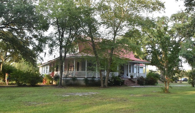 Charming 4-bedroom Farmhouse in Moncks Corner